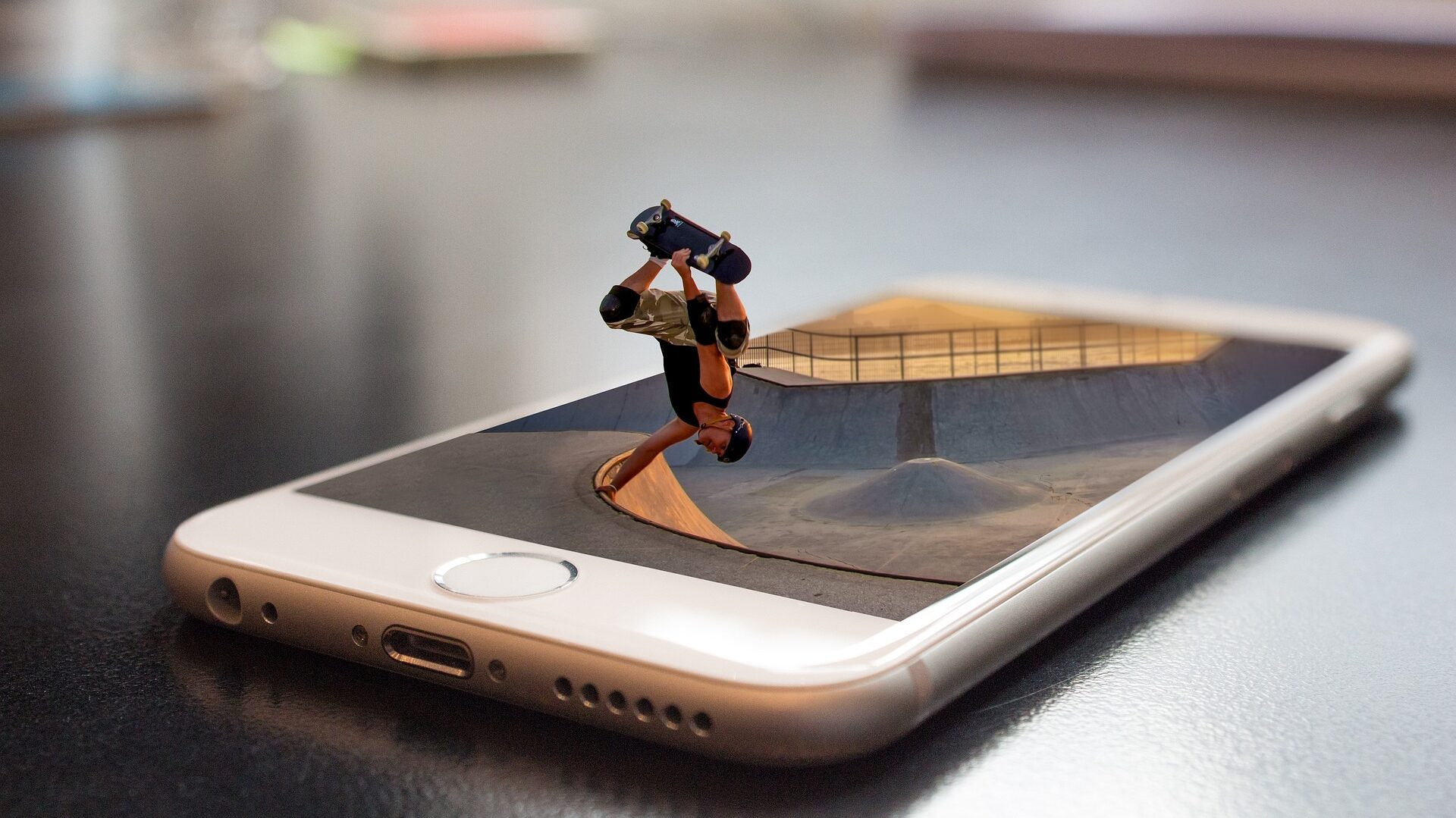 Symbolbild E-Sport - Skateboarder skated auf einem Smartphone