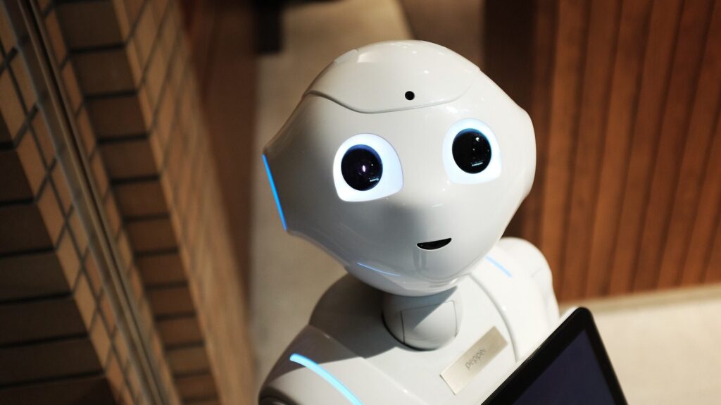 Uncanny Valley Effekt: Wenn uns Gesichter unheimlich sind 1 Ein Roboter mit abstrahierten Gesichtszügen, den wir als niedlich empfinden.